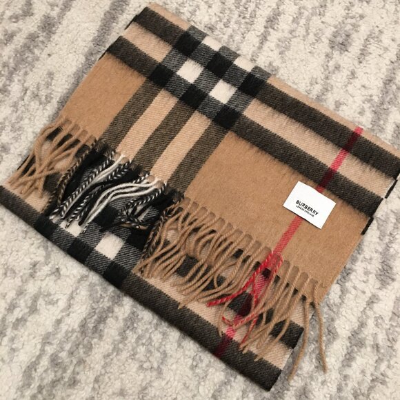 Iconic Burberry Cashmere Scarf - Picture 2 of 4
